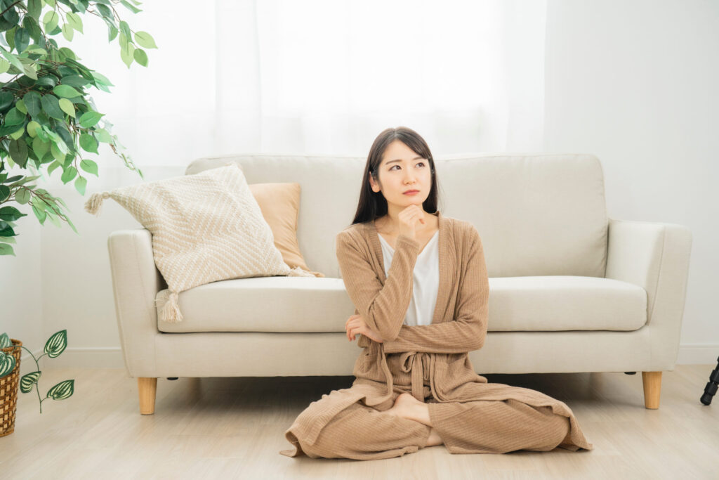 耳鳴りやめまいが出やすい時間帯や状況を考える女性(鹿児島市のまどか整体院ブログ用イメージ)