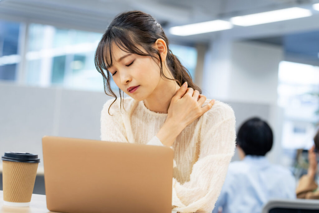 首や肩のこりに悩む女性の写真（鹿児島まどか整体院ブログ用イメージ）