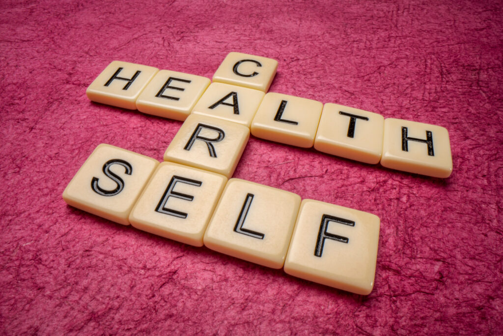 「SELF」「CARE」「HEALTH」の単語が交差する英字タイル。自己管理と健康意識の大切さを象徴するビジュアル。鹿児島市荒田・まどか整体院のブログ記事用