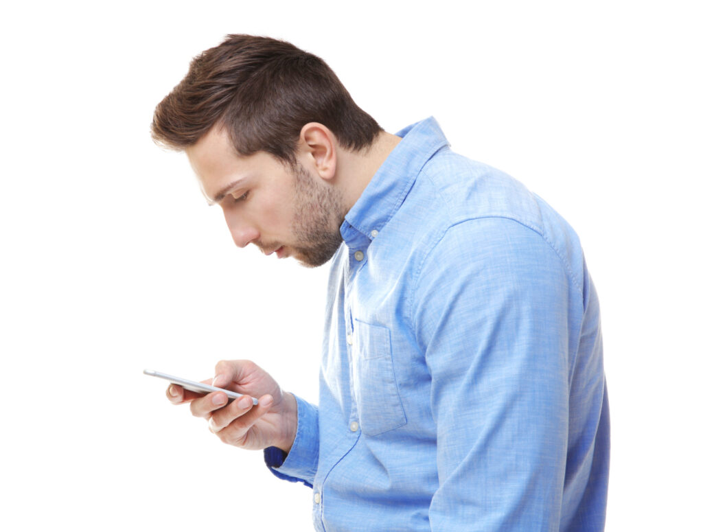 スマートフォンの使いすぎでストレートネックになった男性。首が前に出て姿勢が崩れた典型的なスマホ首の状態。(鹿児島荒田のまどか整体院ブログ用)