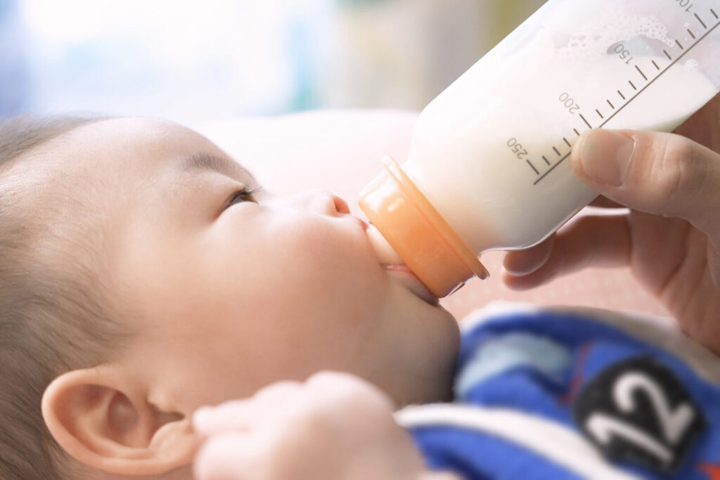 哺乳瓶でミルクを飲む赤ちゃんのアップ