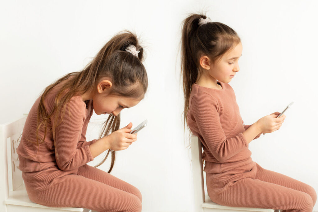 スマホを見るときの姿勢比較。猫背の悪い姿勢と背筋を伸ばした良い姿勢
