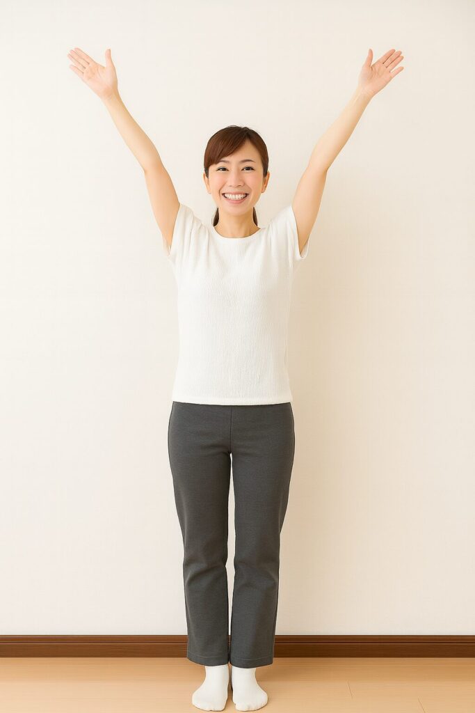 姿勢改善後に立ち上がり、両手を上げて喜ぶ女性。鹿児島まどか整体院での背骨ケア後の明るい笑顔を表現。